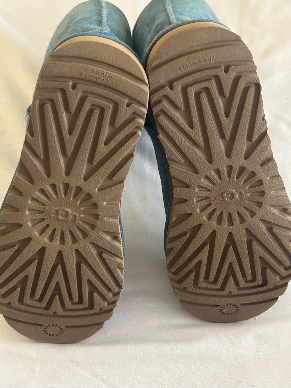 UGG Classic Short Boot - Picture 4 of 6